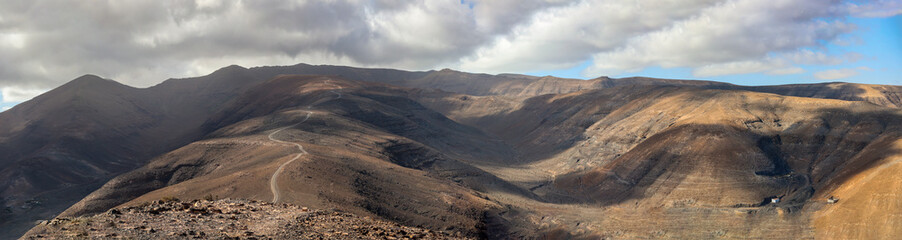 Blick über eine von Vulkanen gebildete Landschaft auf Fuerteventura.