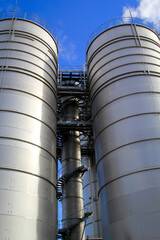 Zwei riesige Bunker, Speicher oder Silos für Industrieelle Rohstoffe.