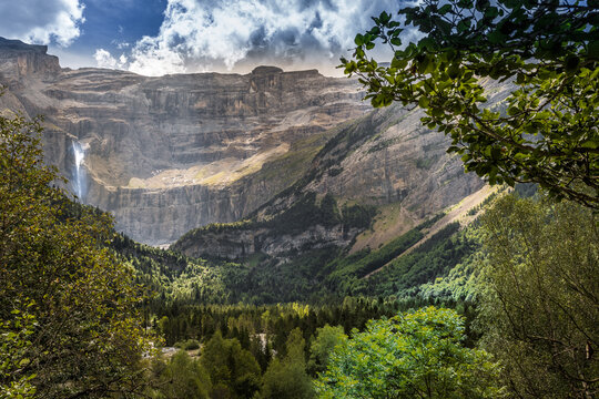 Gros plan sur le cirque de Gavarnie dans les Hautes Pyr&eacute;n&eacute;es avec la grande cascade en &eacute;t&eacute;