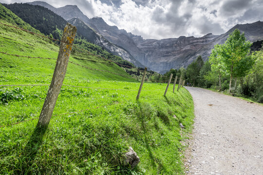 Chemin vers le cirque de Gavarnie (Hautes-Pyr&eacute;enes)