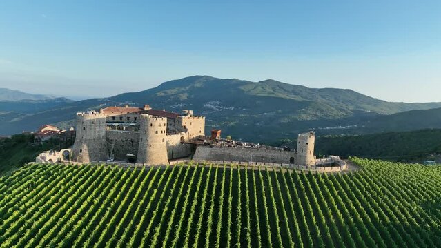 il borgo medievale di Rocca Cilento ed il suo castello. Italia. Vista aerea dell'antico Borgo sulle montagne del Cilento.