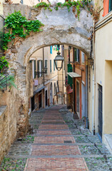 Fototapeta na wymiar Ruelle romantique dans la Pigna, quartier historique de Sanremo, Italie
