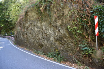 Lanstrasse zwischen schroffen Felsen
