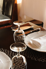 レストランのテーブルセッティング　食器とカトラリー