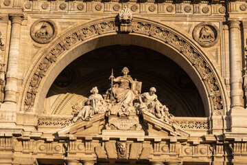 Obraz premium dome of st peter basilica and the city of the vatican catholic capital of the world art history