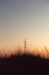 Obraz premium Silhouette of a power transmission tower with the sky after sunset in the background.