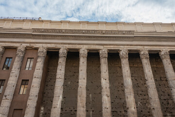 Obraz premium facade of the building in rome with roman columns