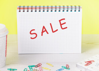 The text sale is written on a sheet of a notebook, as a reminder of the importance of not missing the sale, discounts