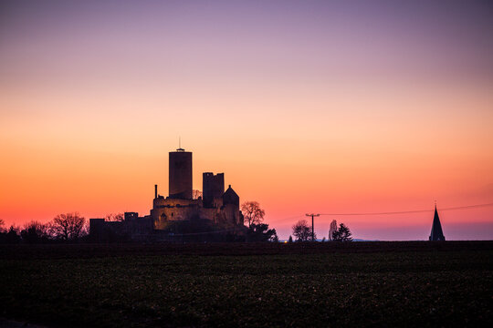 Burg Münzenberg mit lila Himmel Abendrot 