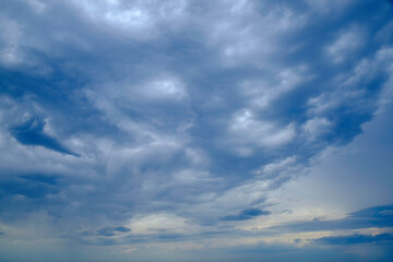 Obraz premium nuages imposants sur ciel bleu