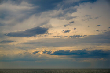 coucher de soleil nuageux sur une mer calme