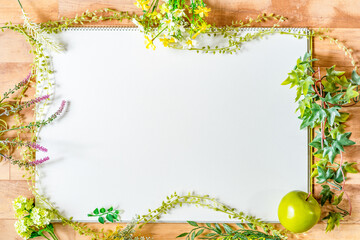 グリーンに装飾された白紙