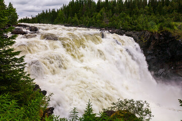 Der Wasserfall Tännforsen ist einer der mächtigsten Wasserfälle Schwedens