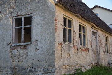 Fototapeta na wymiar altes verfallenes Bauernhaus, Haus, abrissreifes Haus, Ruine