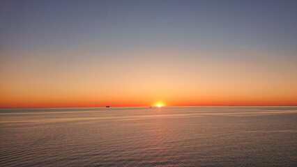 Fototapeta na wymiar Reise und Meer schöner Sonnenuntergang auf der Ostsee