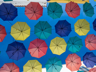 Paraguas de colores en las calles de Malpartida (Cáceres)