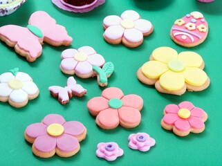Obraz na płótnie Canvas Sweet flowers easter party cookies on green background.