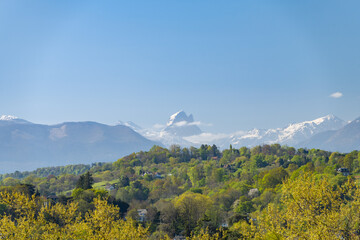 Le pic du Midi d'Ossau depuis le boulevard des Pyrénées à Pau, France et les coteaux du Jurançon