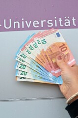Drittes Entlastungspaket der Bundesregierung bringt 200 Euro für jeden Studenten - obrazy, fototapety, plakaty