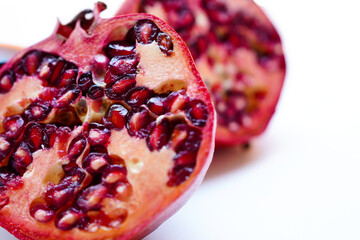 カットした柘榴の断面のクローズアップ