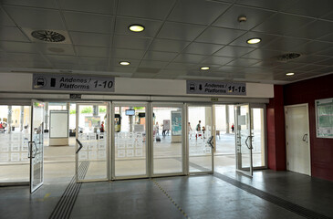 Puertas de entrada a la estación de autobuses de Jerez de la Frontera, provincia de Cádiz, Andalucía, España