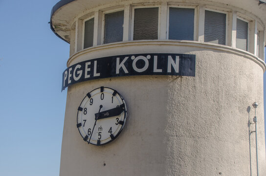 K&ouml;ln- Der Pegel K&ouml;ln steht in der K&ouml;lner Altstadt-Nord am linken Rheinufer und misst den Wasserstand des Rheins am Stromkilometer 688