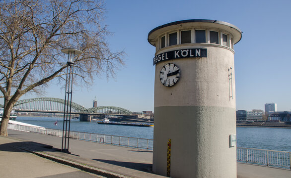 K&ouml;ln- Der Pegel K&ouml;ln steht in der K&ouml;lner Altstadt-Nord am linken Rheinufer und misst den Wasserstand des Rheins am Stromkilometer 688