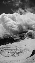 Schneebedeckter Berg in den Wolken