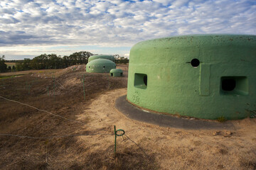 Charakterystyczne stalowe kopuły bunkrów na lini fortyfikacji Międzyrzeckiego Rejonu Umocnionego