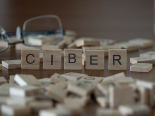 ciber palabra o concepto representado por baldosas de letras de madera sobre una mesa de madera con...