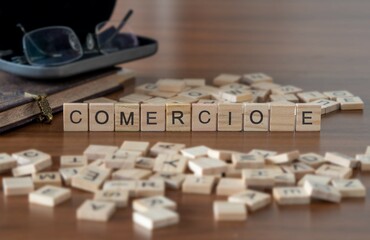 comercio e palabra o concepto representado por baldosas de letras de madera sobre una mesa de...