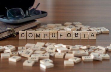 compufobia palabra o concepto representado por baldosas de letras de madera sobre una mesa de...