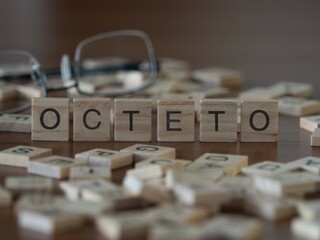 octeto palabra o concepto representado por baldosas de letras de madera sobre una mesa de madera...