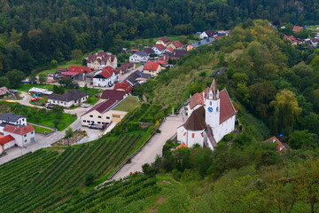 Fototapeta na wymiar Blick auf die Pfarrkirche und den Ort Senftenberg