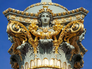 Fototapeta na wymiar Statue sculpture en or à Paris