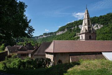 Fototapeta na wymiar Architecture of the village of Baume les Messieurs in the Jura in France