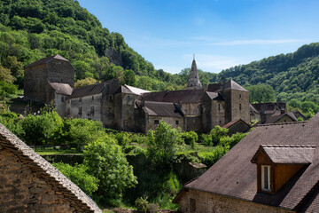 Fototapeta na wymiar Architecture of the village of Baume les Messieurs in the Jura in France