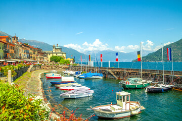 Fototapeta na wymiar Hafen von Cannobio, Lago Maggiore, Italien 