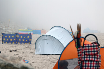 Mgła wisi nad plażą morza bałtyckiego. Słabo widać. - obrazy, fototapety, plakaty