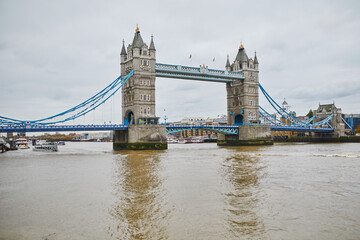 Fototapeta na wymiar Scenic view of famous Tower bridge in London, UK, on a fall day