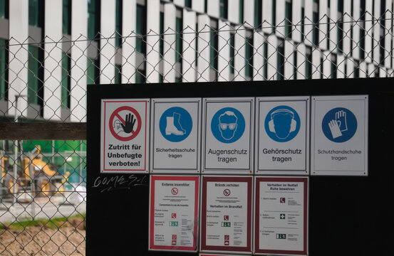 Baustellen Schild mit vielen Warnungen