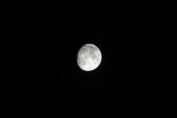 Der strahlende Mond in der Mitternacht