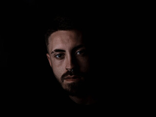 Hombre joven en fondo negro