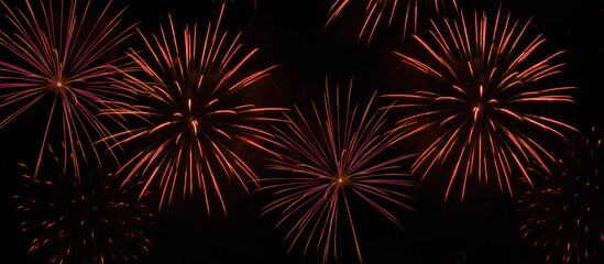 Fogo de artifício a explodir no ar de cores vermelhas