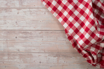 Obraz premium Checkered tablecloth on wooden table