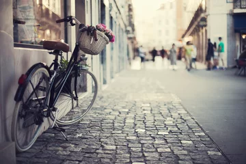 Deurstickers atmothfere straatachtergrond met fiets in het oude stadscentrum in Lisboa © iravgustin