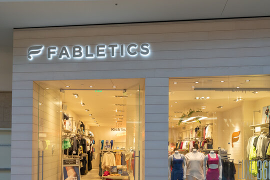 Orlando, Florida, USA - February 6, 2022: A Fabletics store in a shopping  mall. Fabletics is a global, active lifestyle brand that sells both men's  and women's sportswear, footwear and accessories. Photos | Adobe Stock