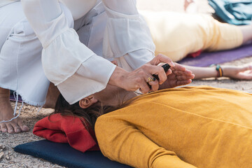 Obraz premium mindfulness coach spraying essential oils on a participant to help relaxing. women mindfulness therapy