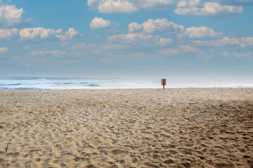 Obraz premium a board that is on the edge of a lonely beach