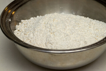 金属製のボウルの中の白い小麦粉